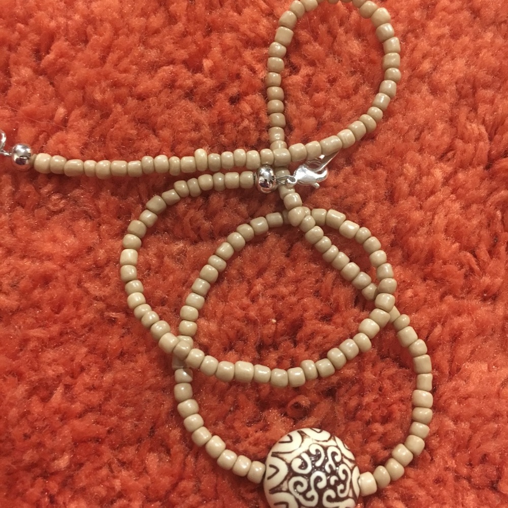 Stone carved pendant on glass beads - Picture 7 of 8